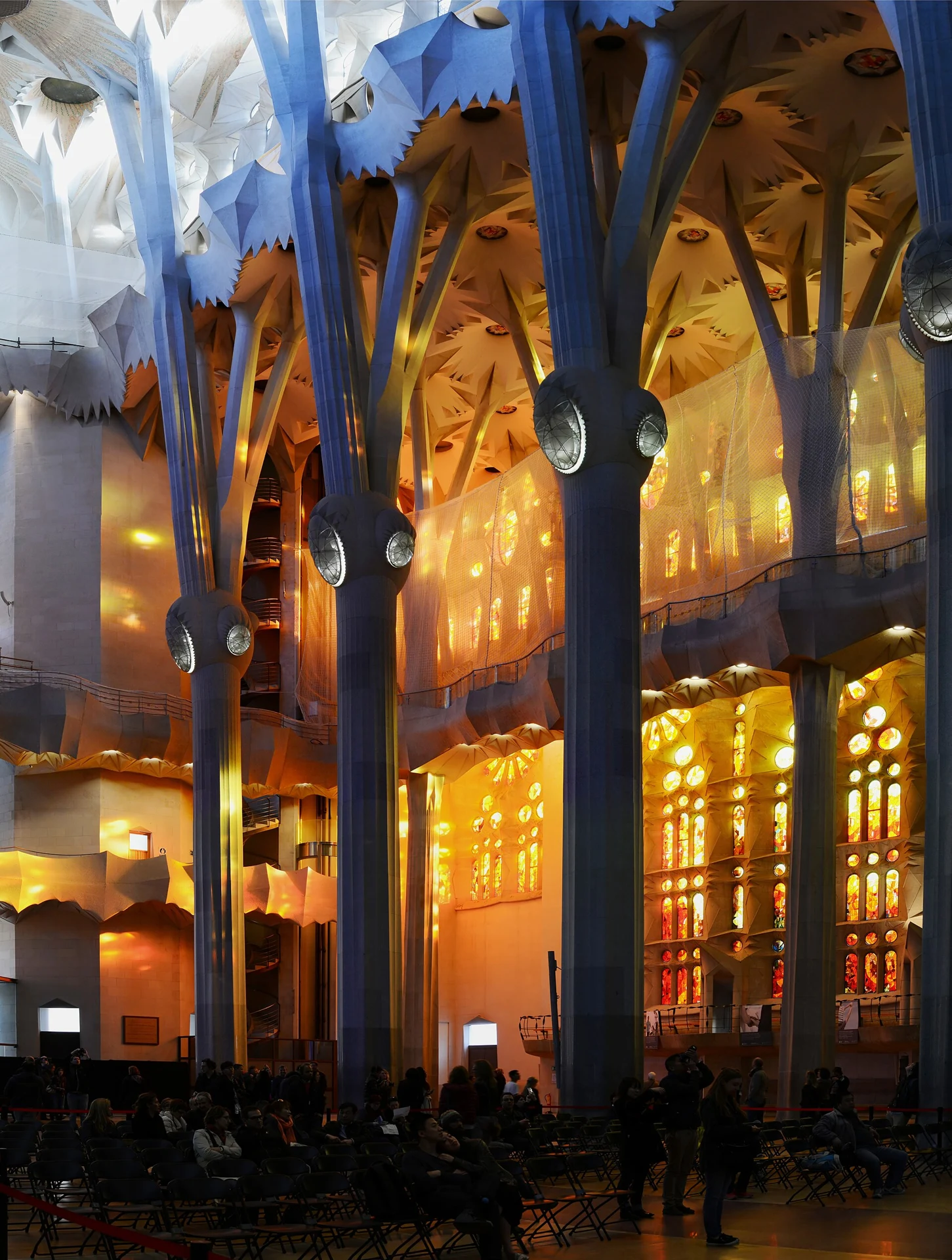 Witraże i architektura Sagrady Famílii w Barcelonie